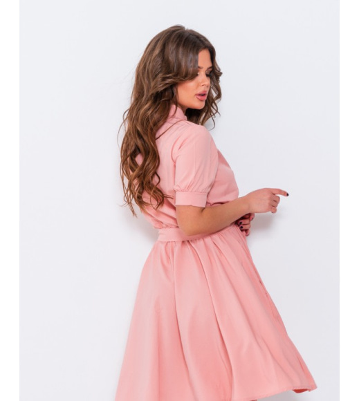 Розовое офисное платье на пуговицах