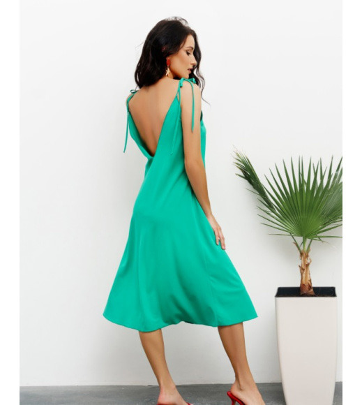 Зеленое платье-комбинация расклешенного кроя