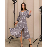 Серое принтованное платье с разрезом