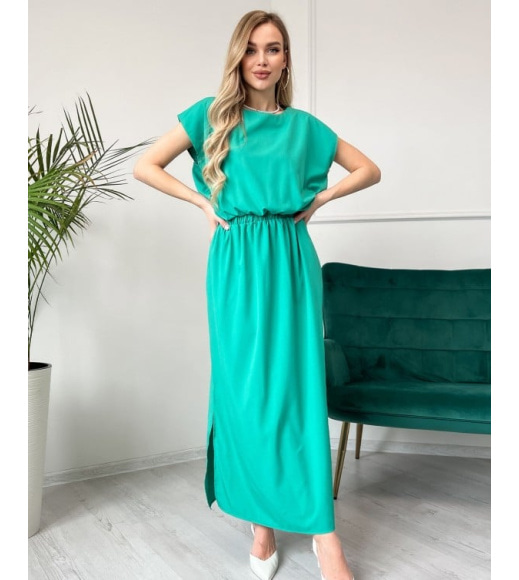 Зеленое однотонное платье с боковым разрезом