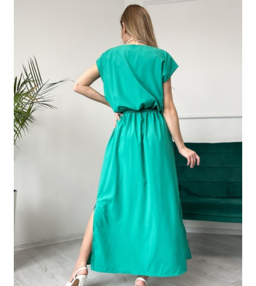 Зелена однотонна сукня з боковим розрізом