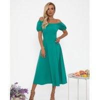 Зеленое платье с открытыми плечами