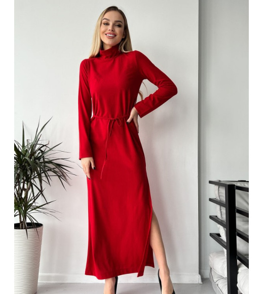 Красное длинное платье с боковыми вырезами