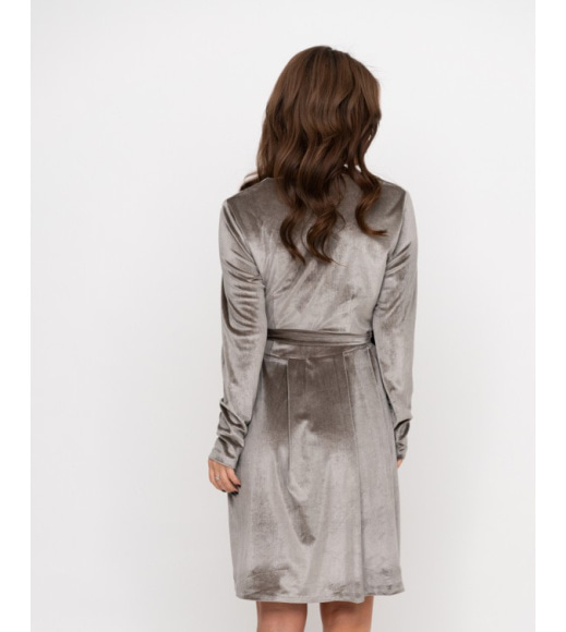 Світло-сіра велюрова сукня з декольте на запах