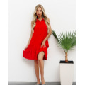 Красное платье-рубашка с воланами
