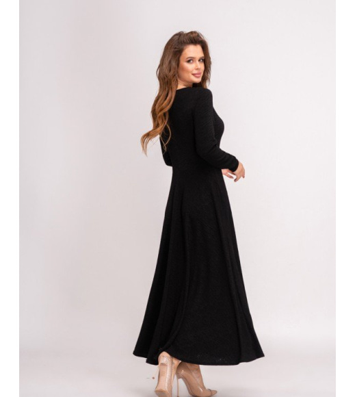 Черное длинное платье из фактурного трикотажа