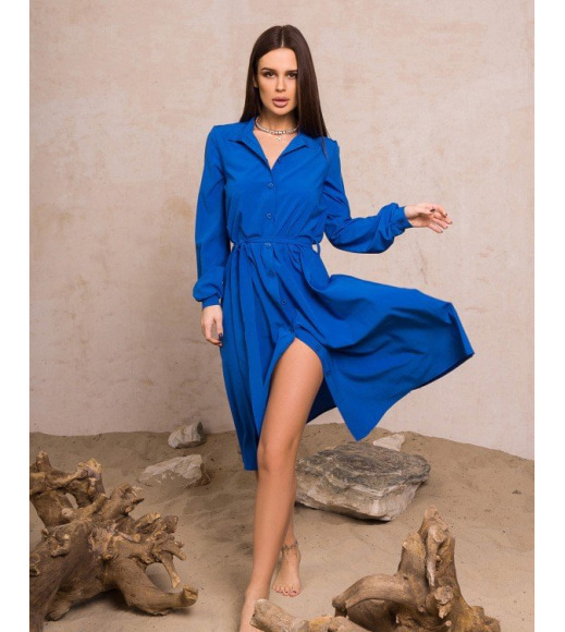 Синее платье-рубашка расклешенного кроя