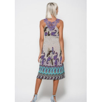 Бежевое летнее платье с глубоким декольте и фиолетовым кружевом на спинке