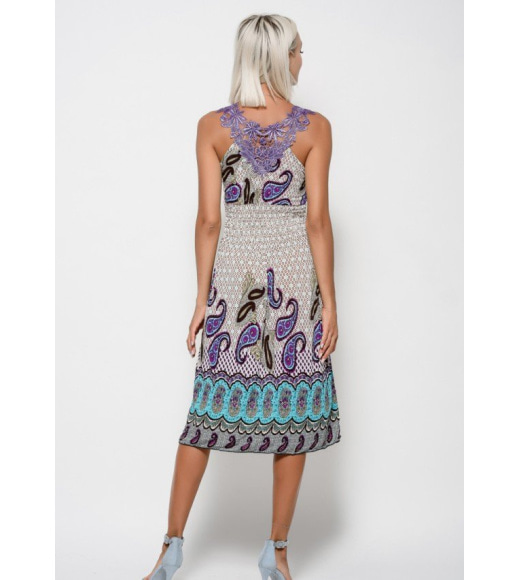 Бежевое летнее платье с глубоким декольте и фиолетовым кружевом на спинке