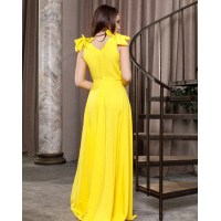 Жовта довга сукня з глибоким декольте