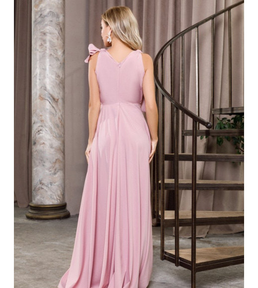 Рожеве довге плаття з глибоким декольте