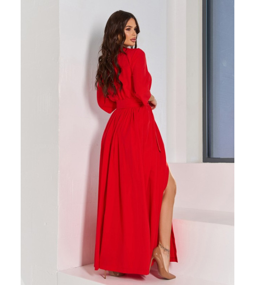 Длинное красное платье с разрезом