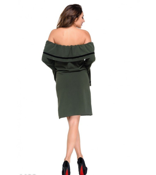 Серо-зеленое вечернее платье с открытыми плечами и черной полосой на отворотах