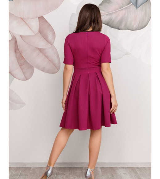 Малиновое фактурное платье-татьянка с короткими рукавами