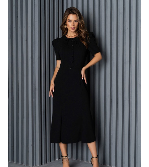Черное платье на пуговицах со сборками на рукавах