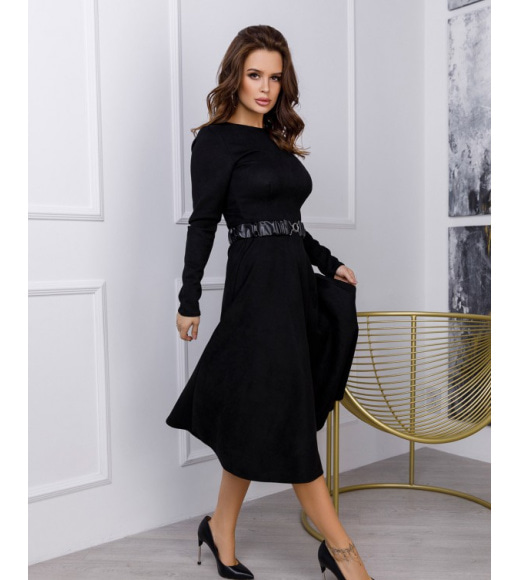 Черное замшевое приталенное платье классического кроя
