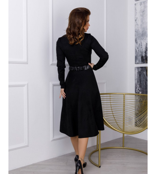 Черное замшевое приталенное платье классического кроя
