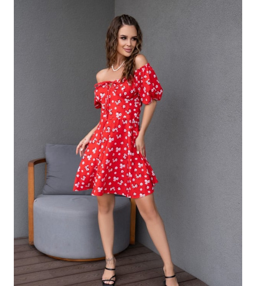 Красное цветочное платье с открытыми плечами