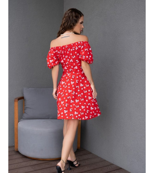 Червона квіткова сукня з відкритими плечима