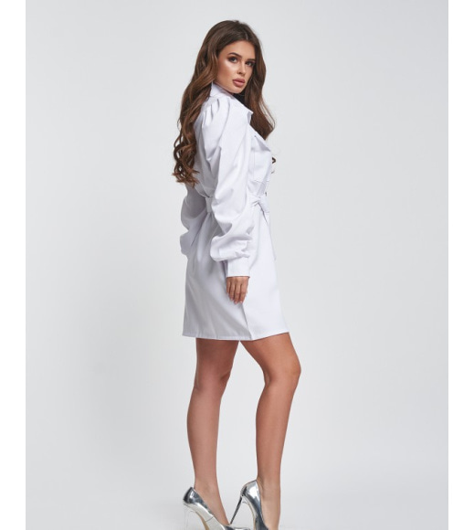 Белое платье-рубашка с присборенными рукавами