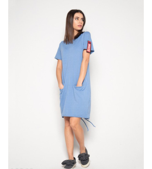 Голубое платье с аппликацией и короткими рукавами