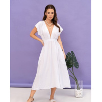 Белое льняное платье с декольте