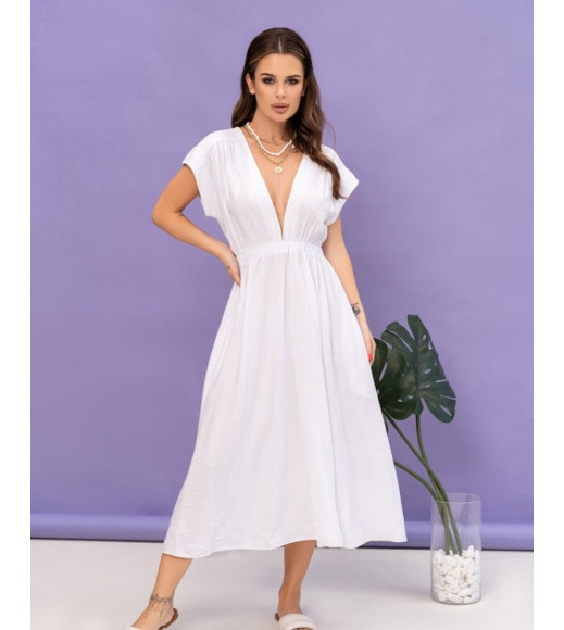 Белое льняное платье с декольте