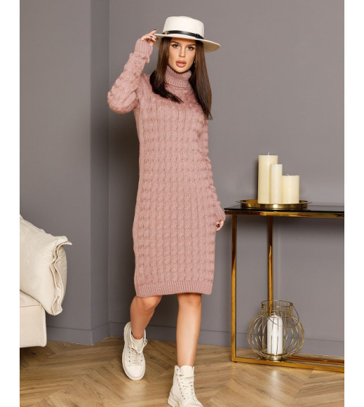 Розовое вязаное платье с высоким горлом
