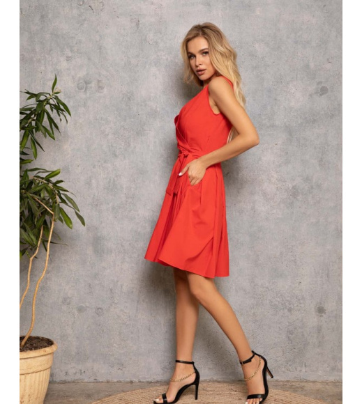 Красное приталенное платье с декольте на запах