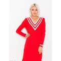 Красное трикотажное платье с полосатыми манжетами и V-образной проймой