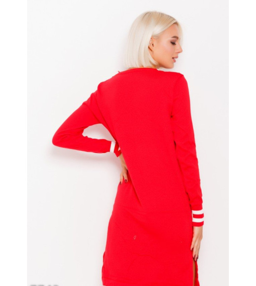 Красное трикотажное платье с полосатыми манжетами и V-образной проймой