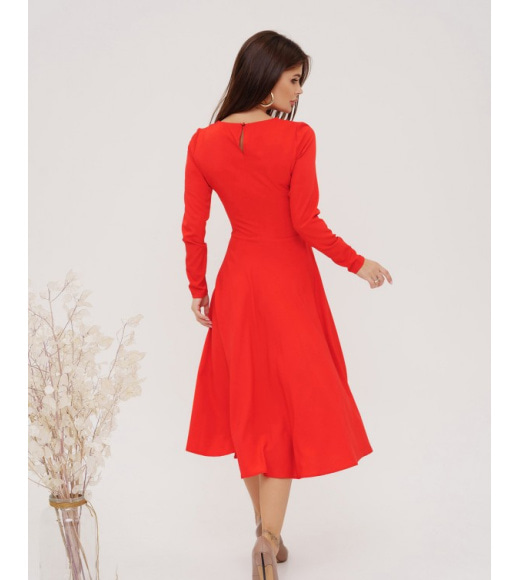 Красное классическое платье с длинными рукавами
