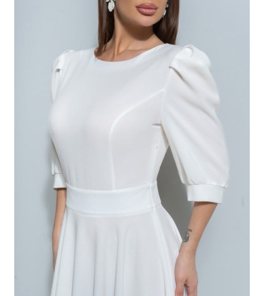 Біла сукня з декоративною спинкою