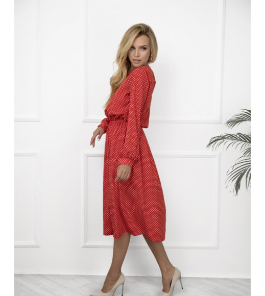 Красное в горошек платье с длинными рукавами