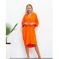 Оранжевое свободное платье с V-образной горловиной