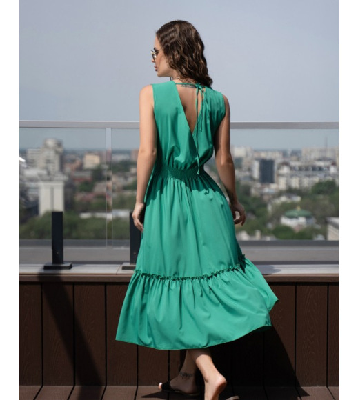 Зеленое платье с V-образными вырезами