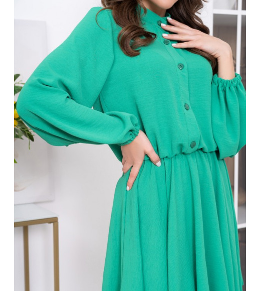 Зеленое платье-рубашка с расклешенной юбкой