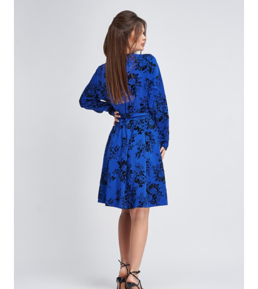 Синее принтованное платье с декольте на запах