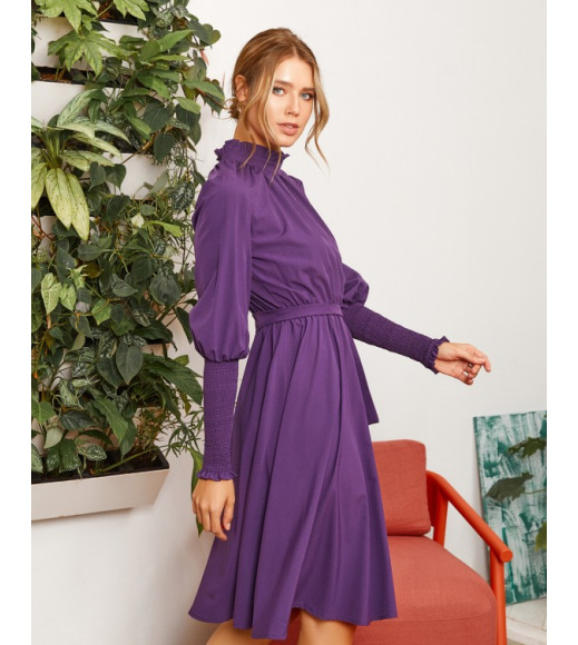 Фиолетовое классическое платье с жаткой на манжетах