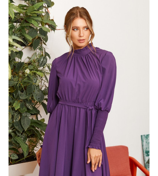 Фиолетовое классическое платье с жаткой на манжетах