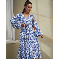 Бело-голубое платье с декольте на запах