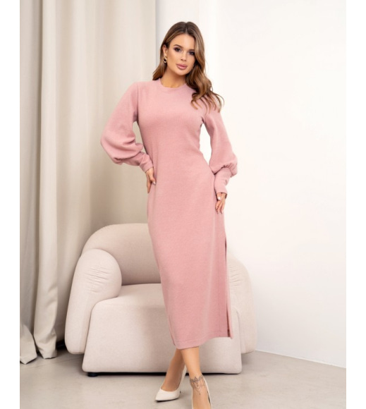 Розовое платье с разрезом и длинными рукавами