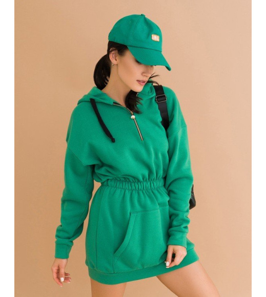 Зеленое теплое платье-толстовка с капюшоном