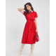Красное приталенное платье с кружевом