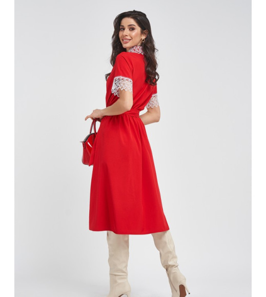 Червоне приталене плаття з мереживом