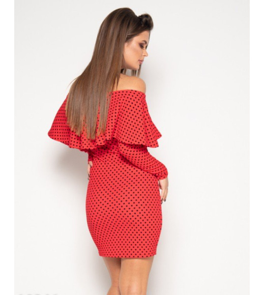 Красное в горошек фактурное платье с отворотом