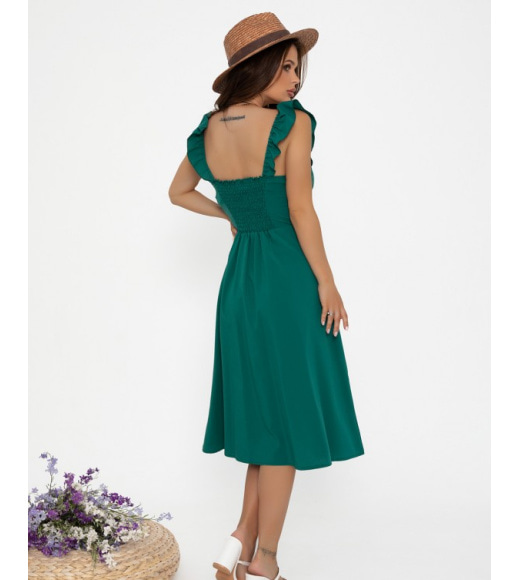 Зеленое платье декорированное передним вырезом