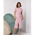Розовое однотонное платье с разрезом