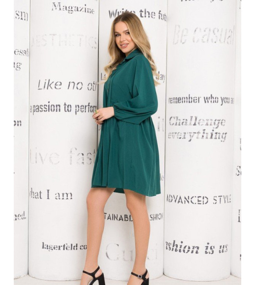 Зеленое свободное платье-рубашка со сборками