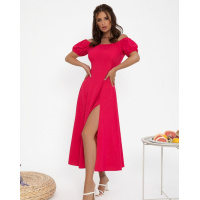 Малиновое платье с открытыми плечами